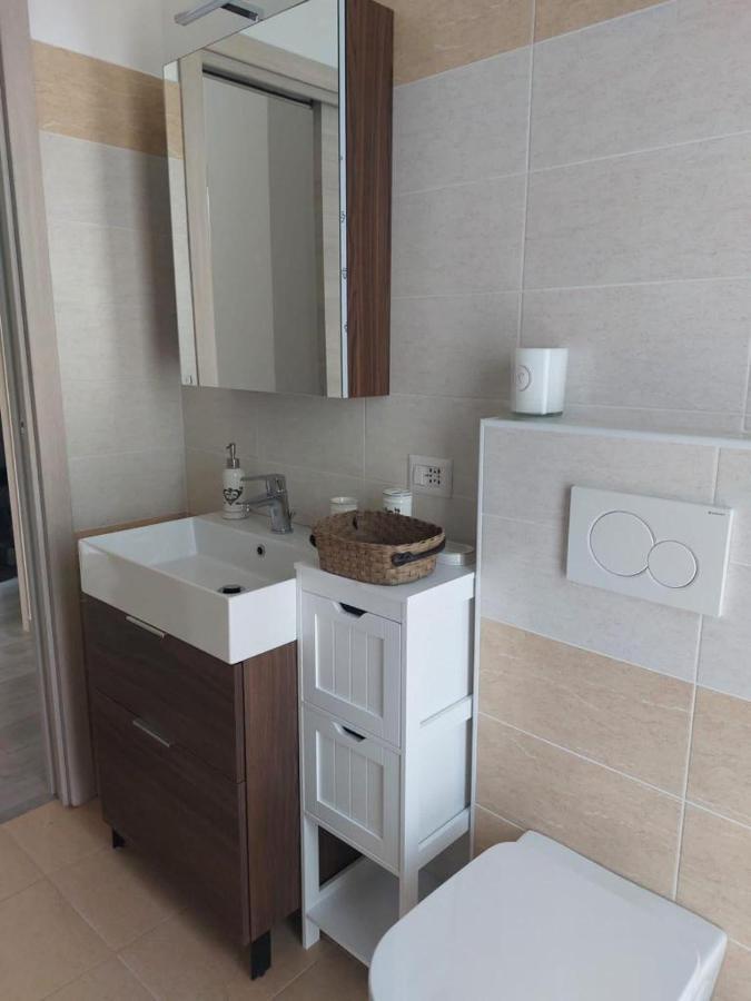 Appartamento Miralago Con Giardino Sul Lago Gavirate Bagian luar foto