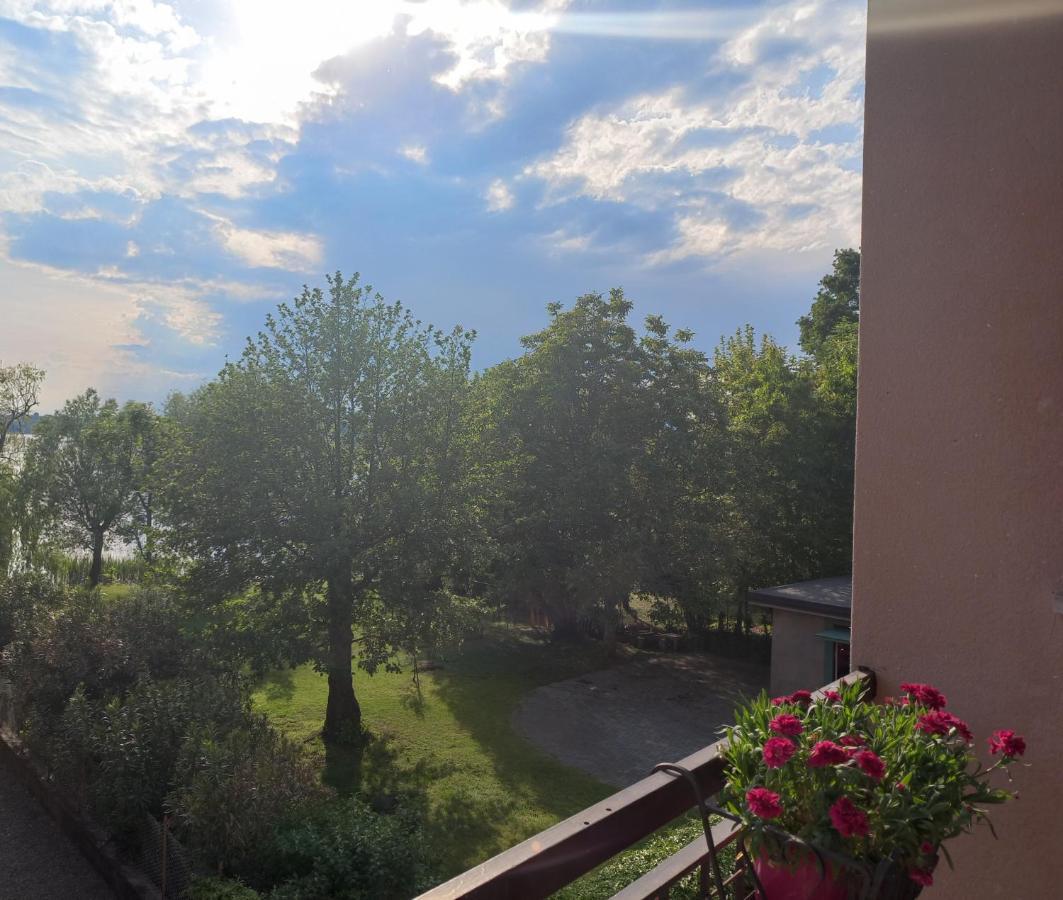 Appartamento Miralago Con Giardino Sul Lago Gavirate Bagian luar foto