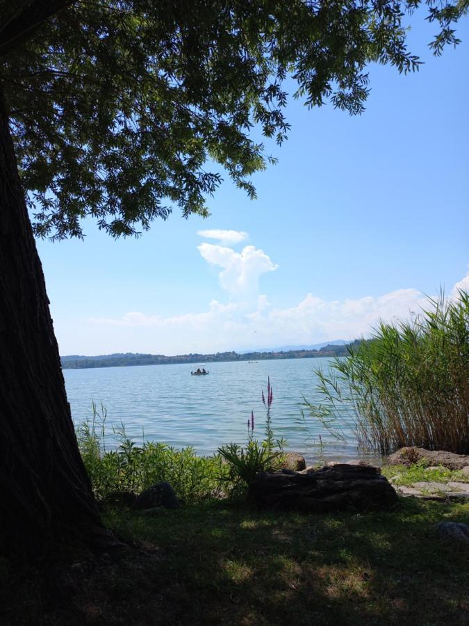 Appartamento Miralago Con Giardino Sul Lago Gavirate Bagian luar foto