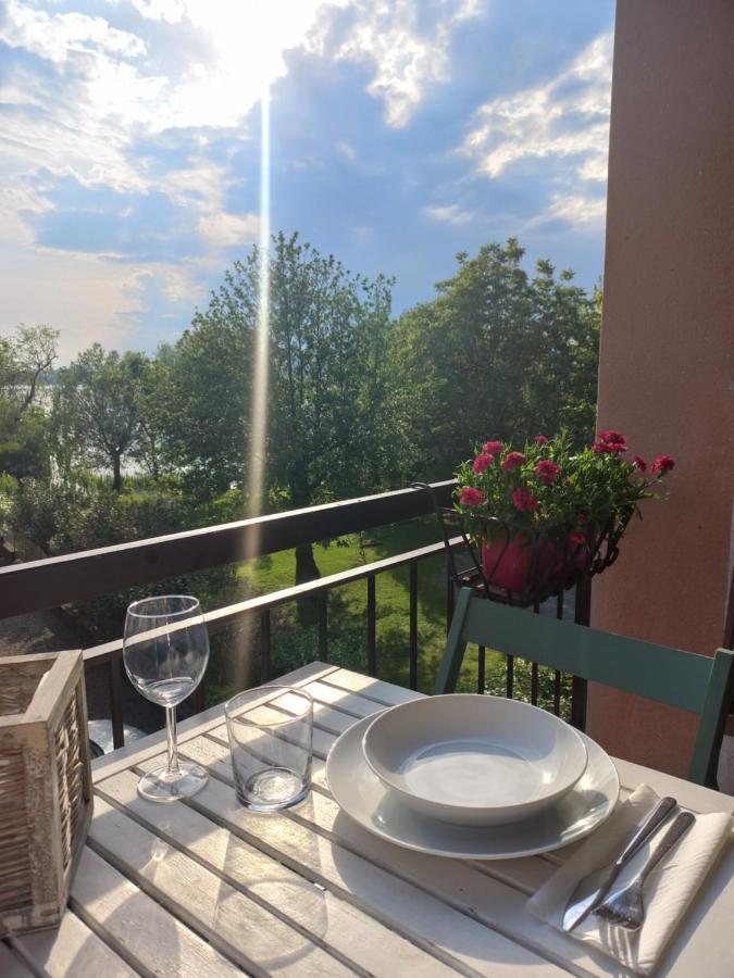 Appartamento Miralago Con Giardino Sul Lago Gavirate Bagian luar foto