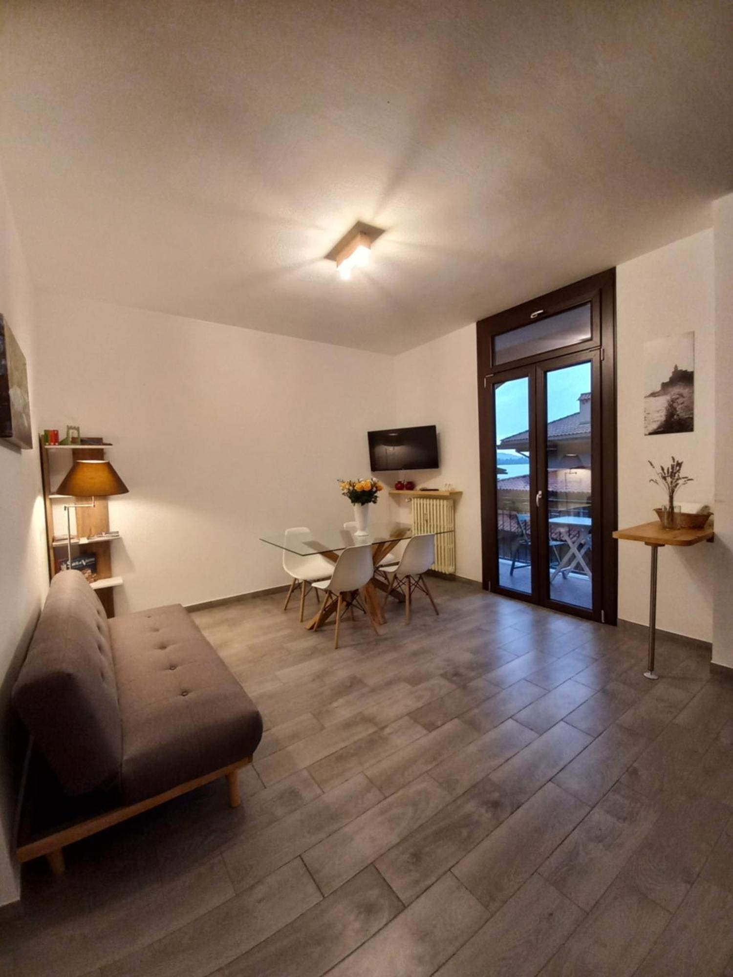 Appartamento Miralago Con Giardino Sul Lago Gavirate Bagian luar foto