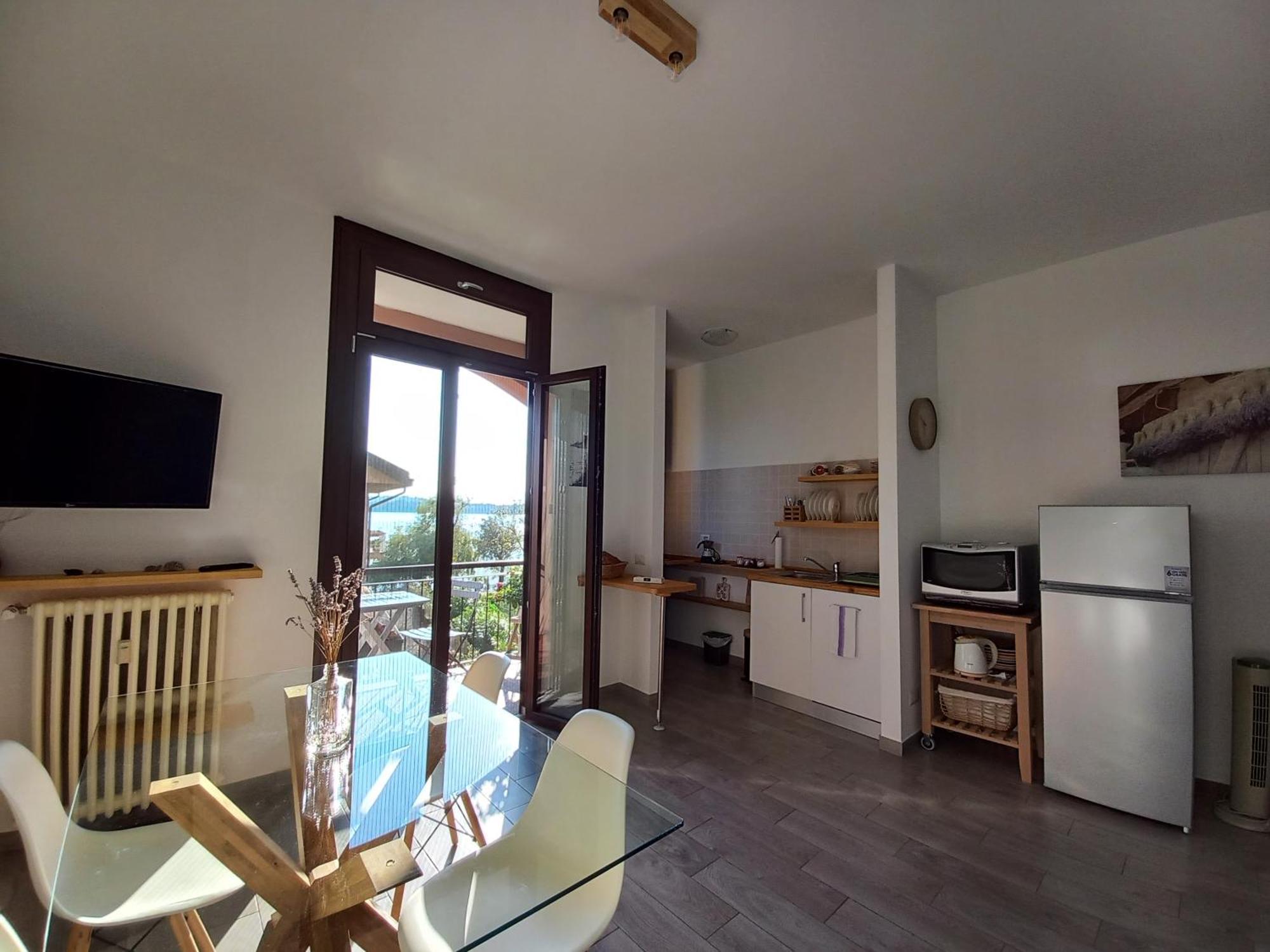 Appartamento Miralago Con Giardino Sul Lago Gavirate Bagian luar foto
